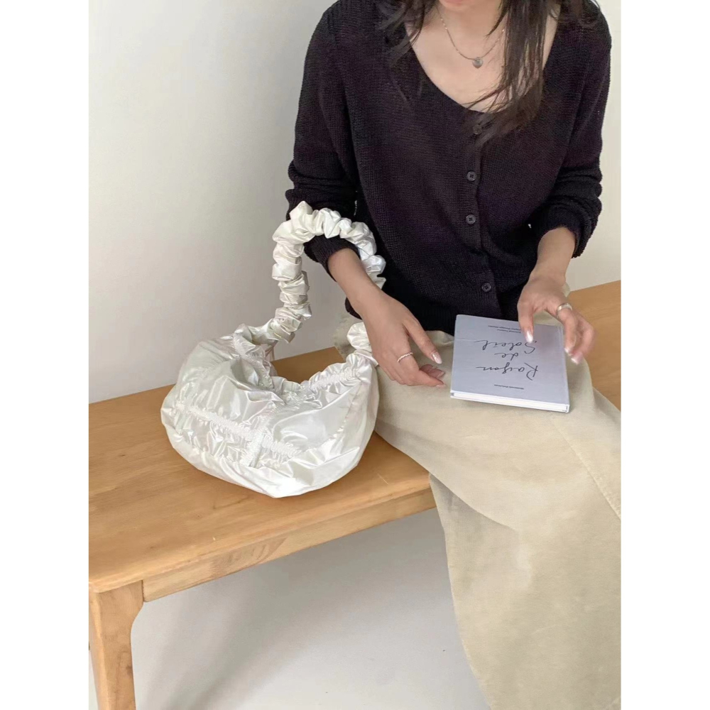 VENUSY｜ 韓國女裝｜雲朵半月肩背包-細節圖4