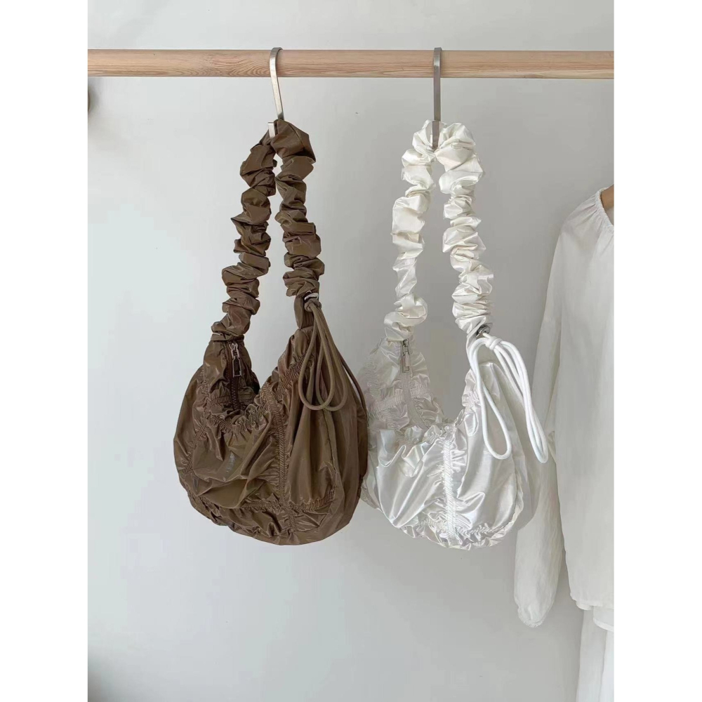 VENUSY｜ 韓國女裝｜雲朵半月肩背包-細節圖9