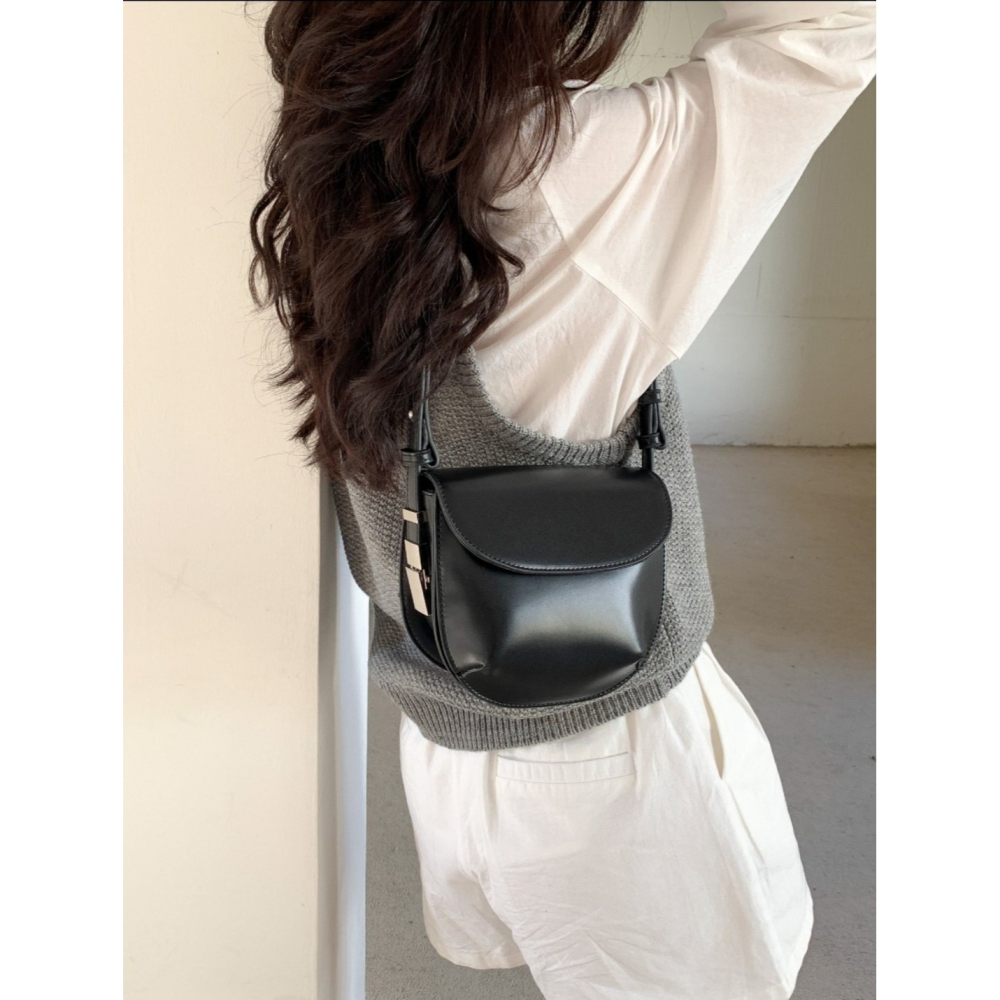 VENUSY｜ 韓國女裝｜皮革半圓形側背包-細節圖2