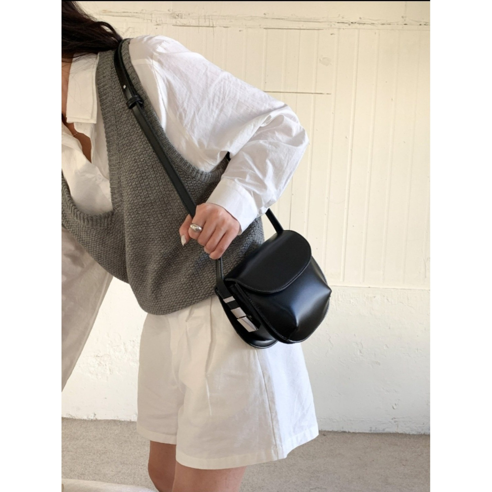 VENUSY｜ 韓國女裝｜皮革半圓形側背包-細節圖3
