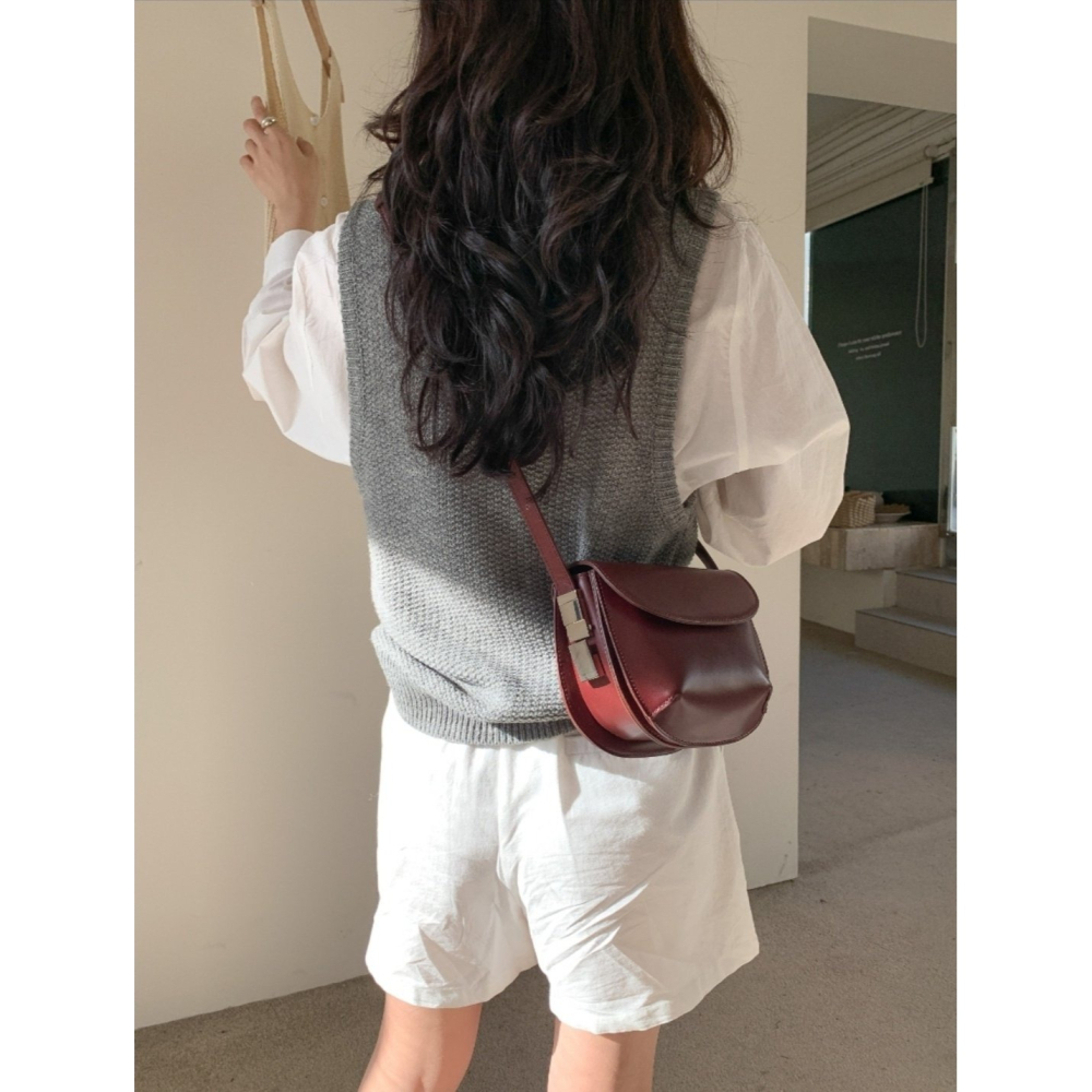 VENUSY｜ 韓國女裝｜皮革半圓形側背包-細節圖5