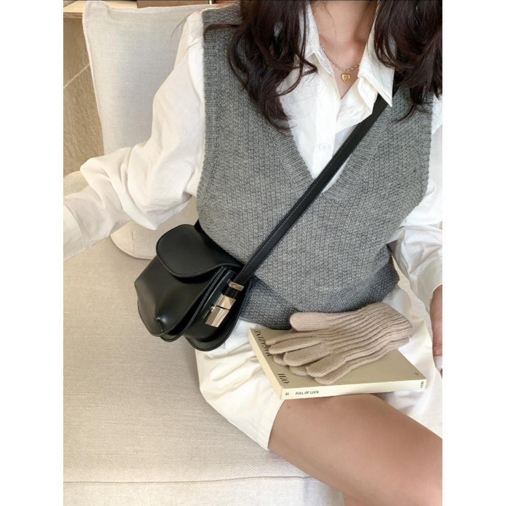 VENUSY｜ 韓國女裝｜皮革半圓形側背包-細節圖6