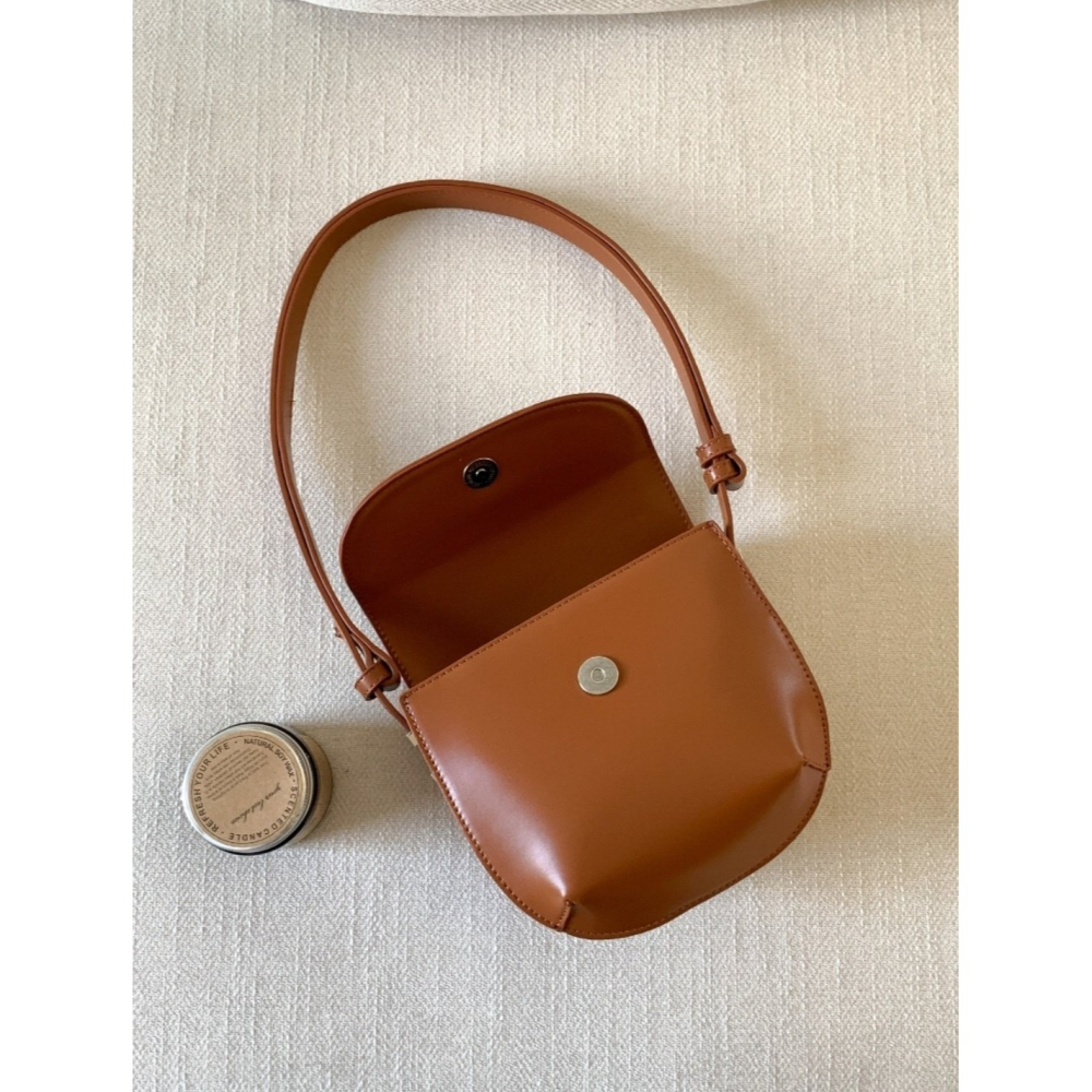 VENUSY｜ 韓國女裝｜皮革半圓形側背包-細節圖8