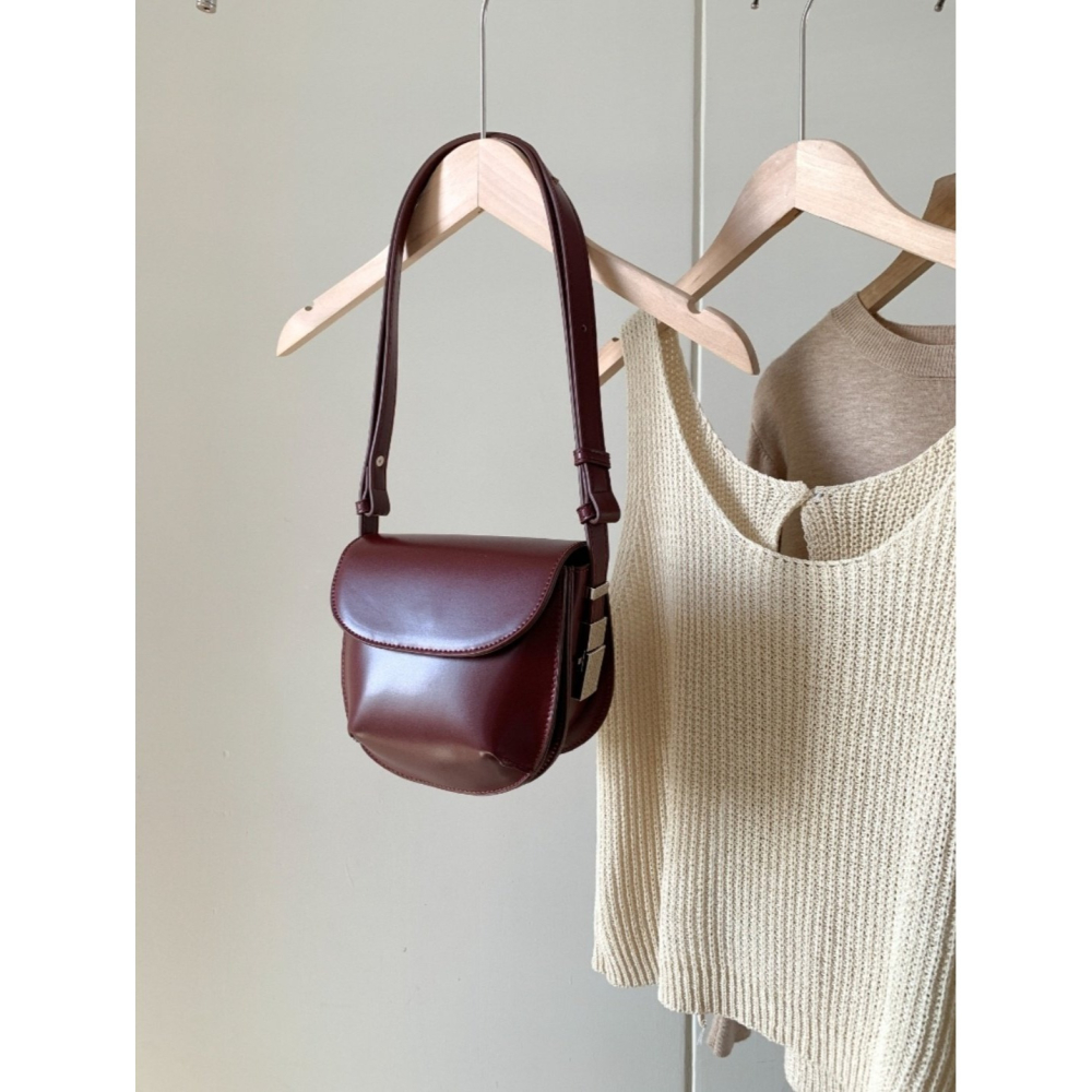 VENUSY｜ 韓國女裝｜皮革半圓形側背包-細節圖9