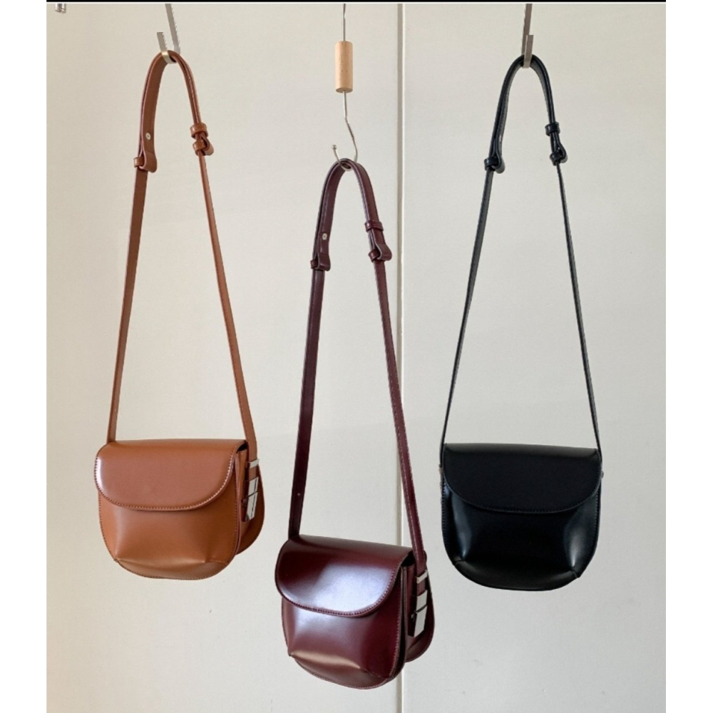 VENUSY｜ 韓國女裝｜皮革半圓形側背包-細節圖11