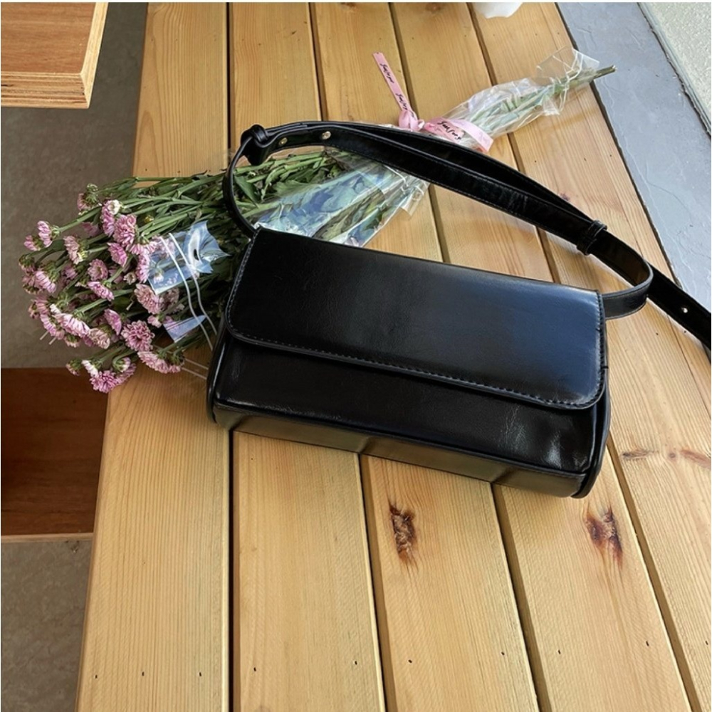 VENUSY｜ 韓國女裝｜皮革長方肩背包 側背包 長度可調-細節圖6