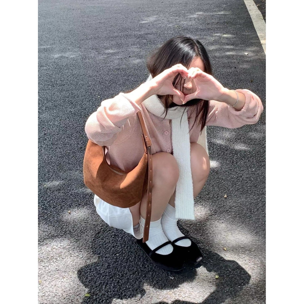 VENUSY｜ 休閒優雅☻ 韓國女裝｜半月形麂皮單肩包-細節圖2