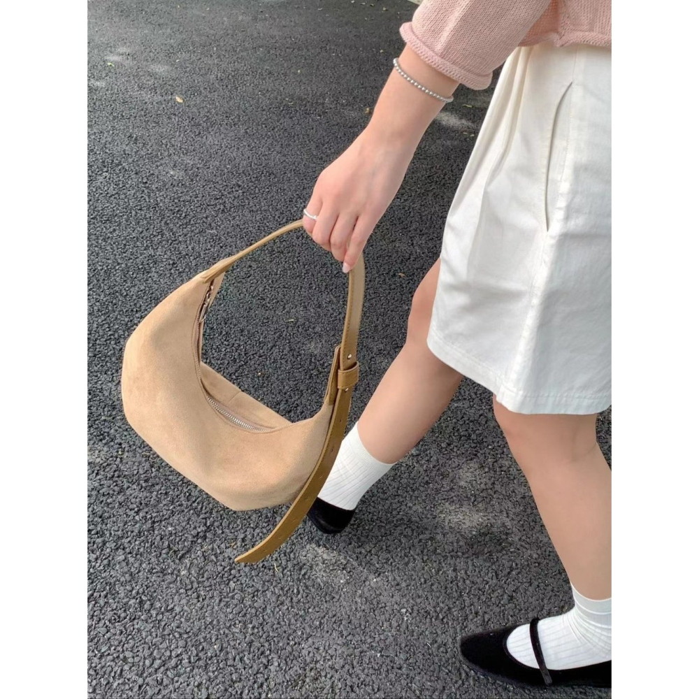 VENUSY｜ 休閒優雅☻ 韓國女裝｜半月形麂皮單肩包-細節圖4