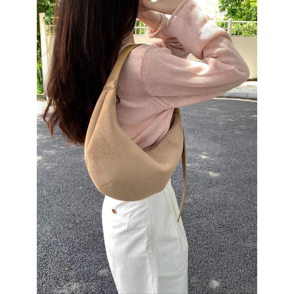 VENUSY｜ 休閒優雅☻ 韓國女裝｜半月形麂皮單肩包-細節圖6