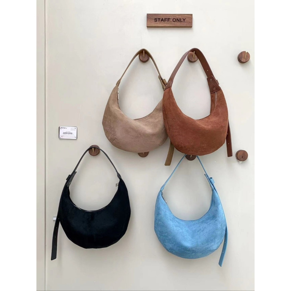 VENUSY｜ 休閒優雅☻ 韓國女裝｜半月形麂皮單肩包-細節圖10