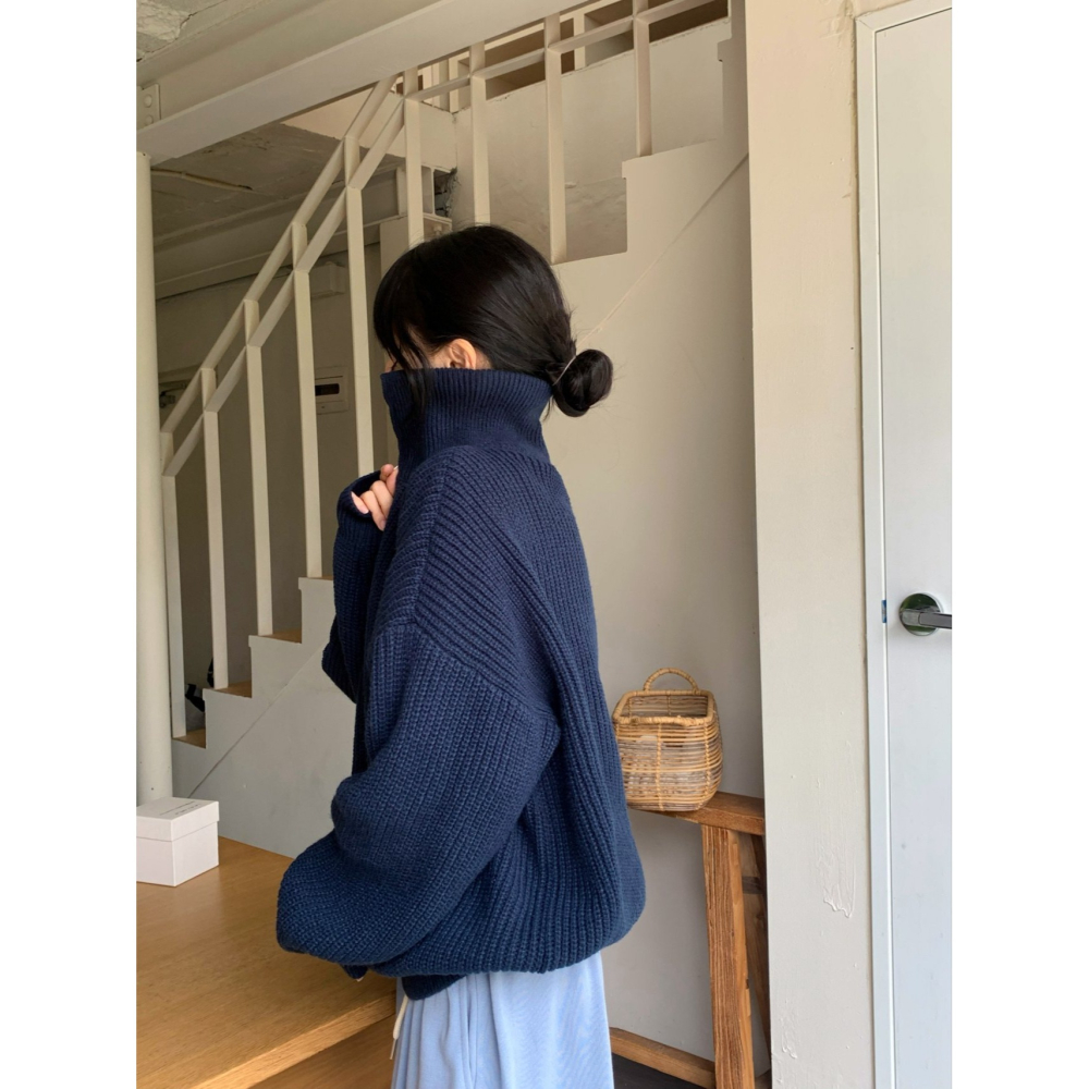 VENUSY｜ 帥氣俐落✔ 韓國女裝｜高領落肩慵懶針織上衣-細節圖5