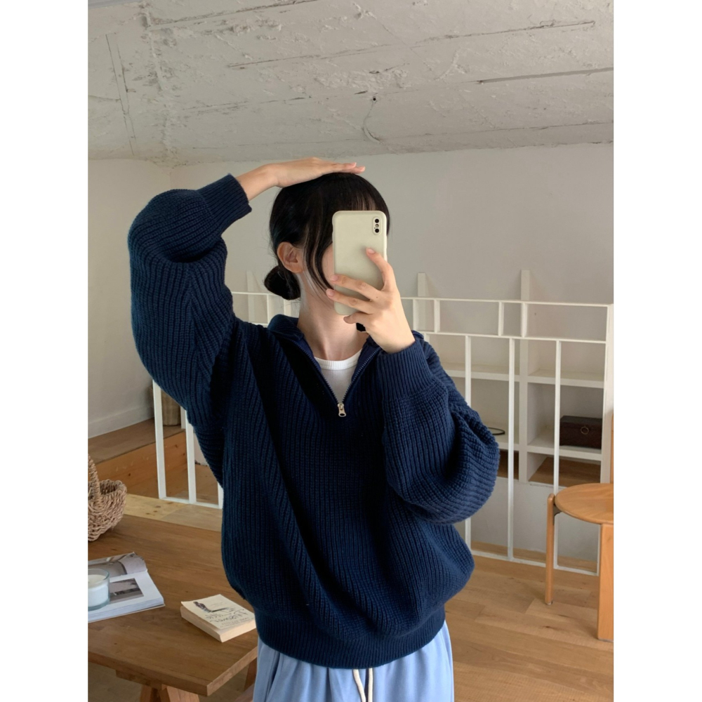 VENUSY｜ 帥氣俐落✔ 韓國女裝｜高領落肩慵懶針織上衣-細節圖6