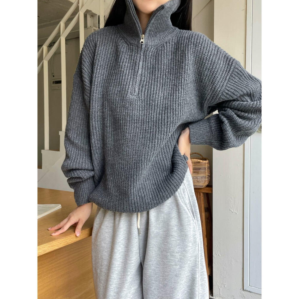 VENUSY｜ 帥氣俐落✔ 韓國女裝｜高領落肩慵懶針織上衣-細節圖9