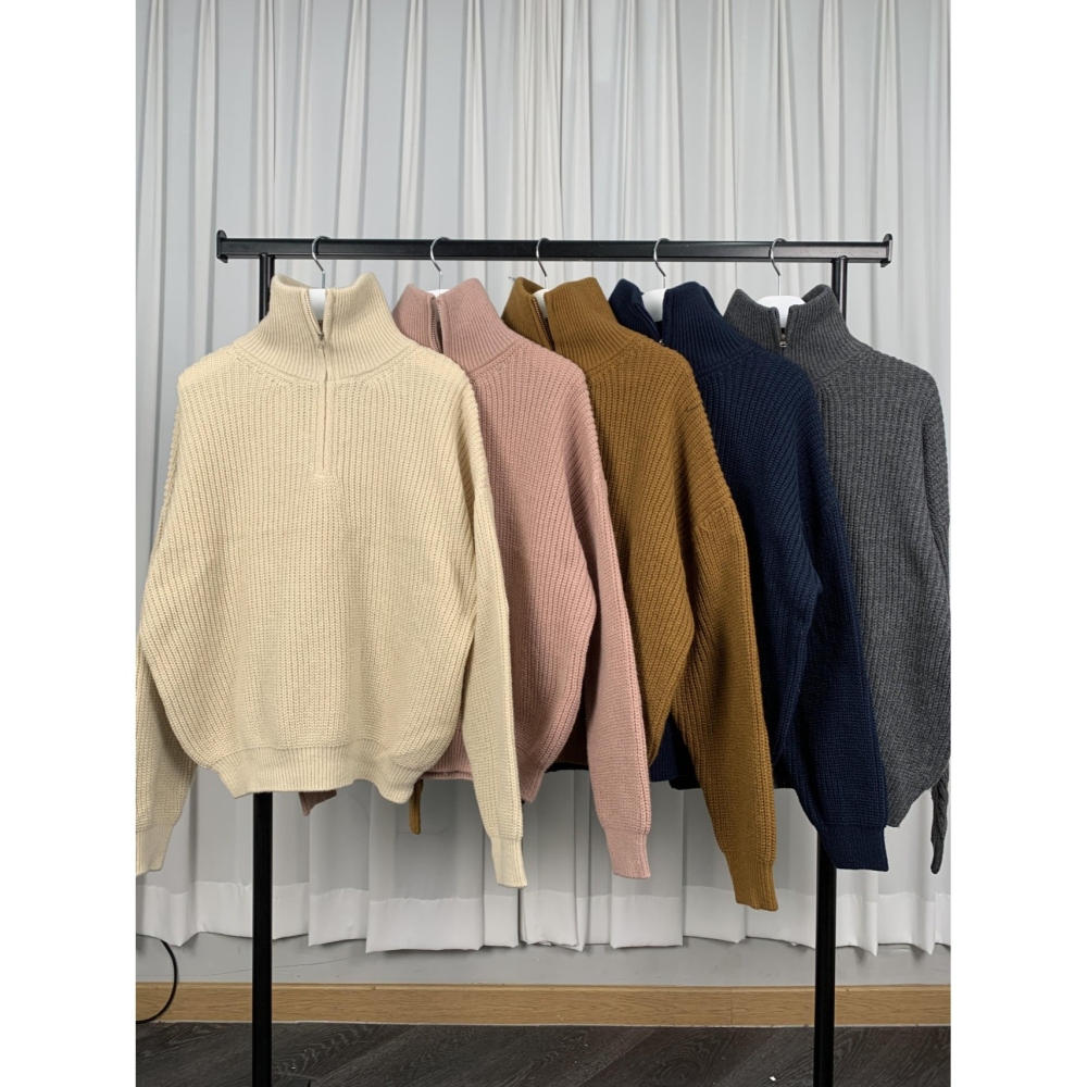 VENUSY｜ 帥氣俐落✔ 韓國女裝｜高領落肩慵懶針織上衣-細節圖10