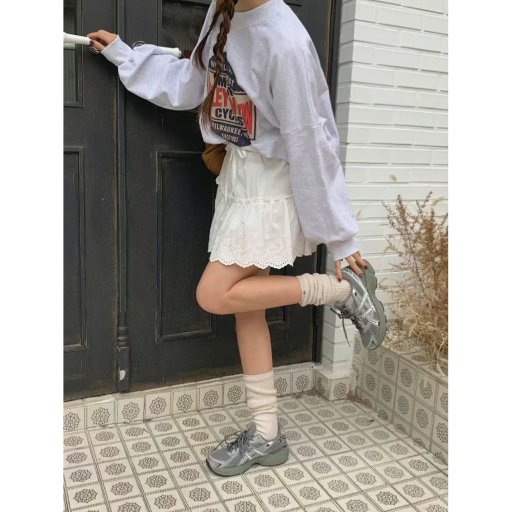 VENUSY｜正韓🇰🇷 - 小清新感❀ 韓國女裝｜純棉蕾絲鏤空褶皺短裙-細節圖4