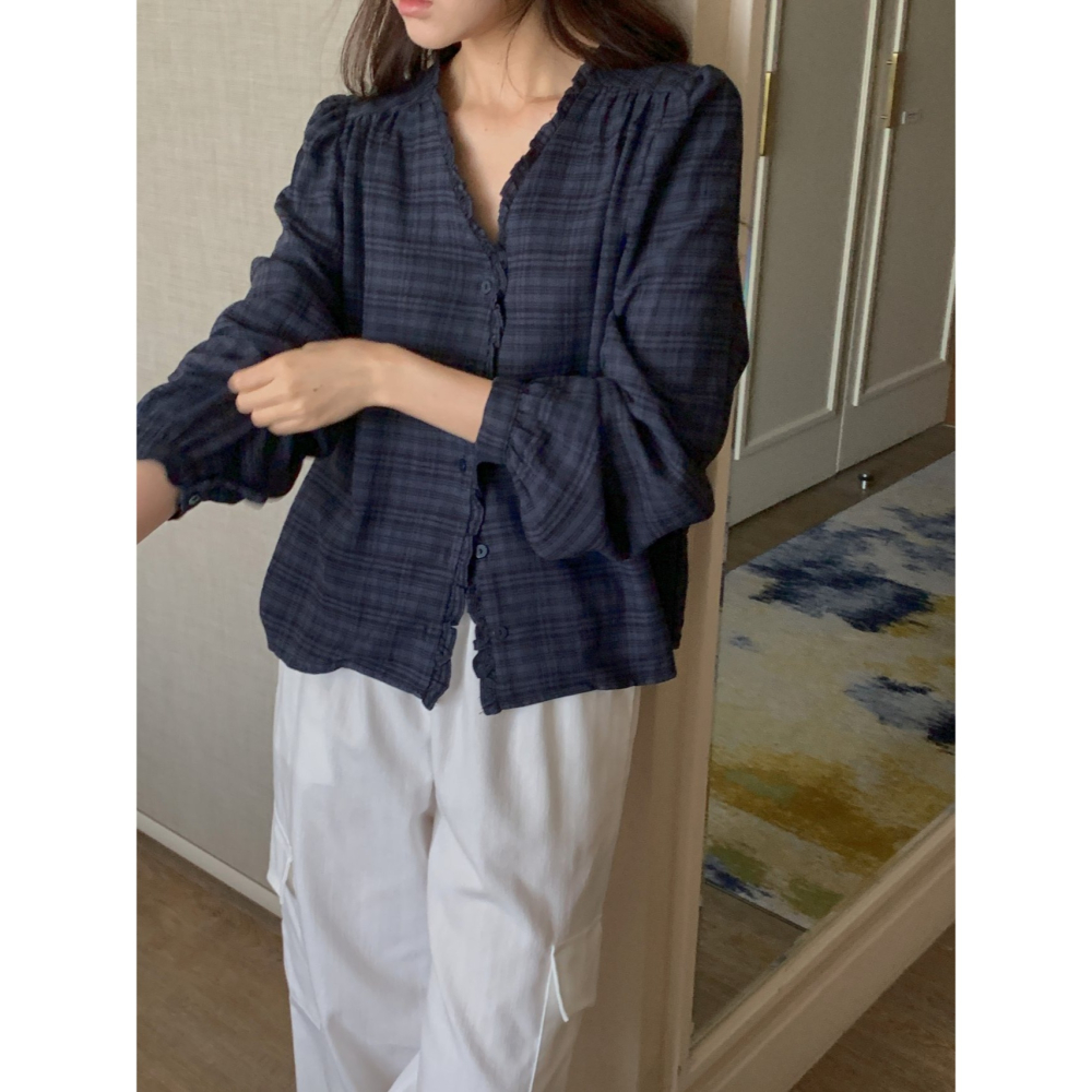 【文青女神】氣質格紋襯衫 韓國襯衫．ᴠɴ｜正韓🇰🇷 - 韓國女裝｜小荷葉邊V領格紋襯衫 韓國襯衫-細節圖2