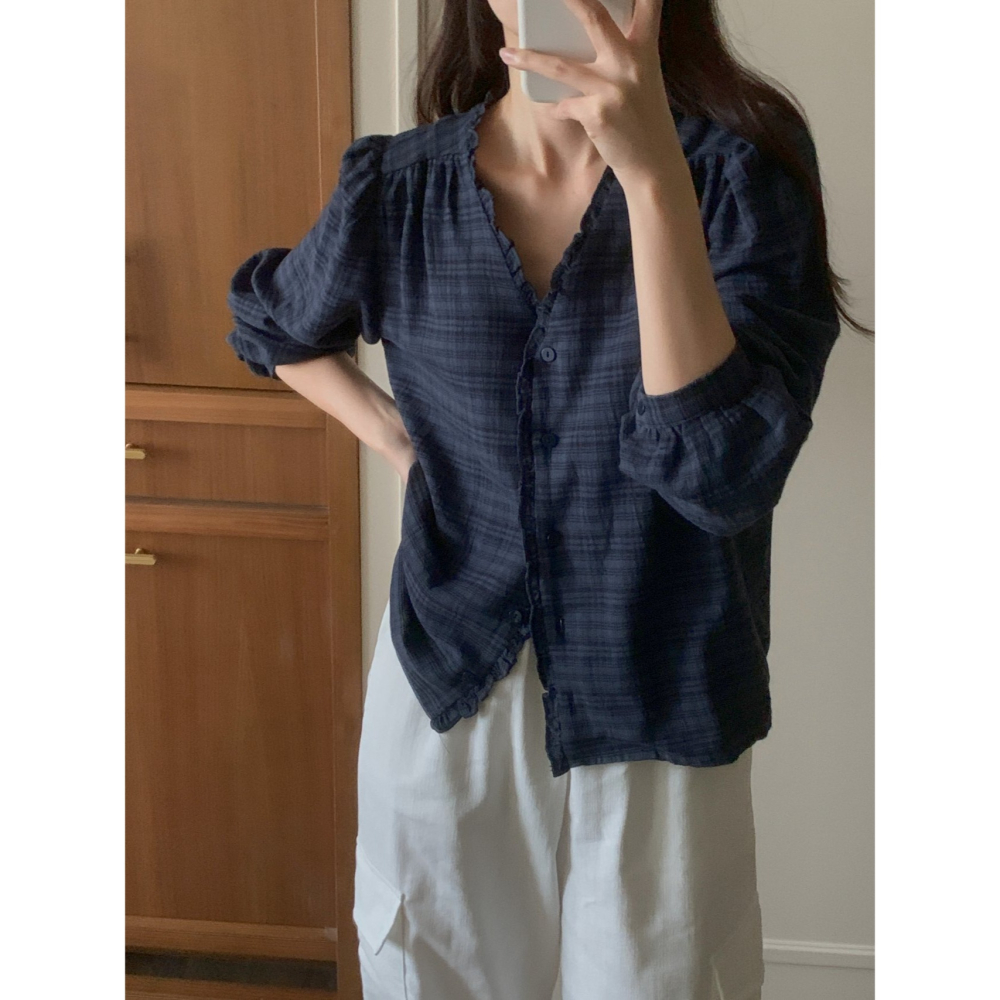 【文青女神】氣質格紋襯衫 韓國襯衫．ᴠɴ｜正韓🇰🇷 - 韓國女裝｜小荷葉邊V領格紋襯衫 韓國襯衫-細節圖5
