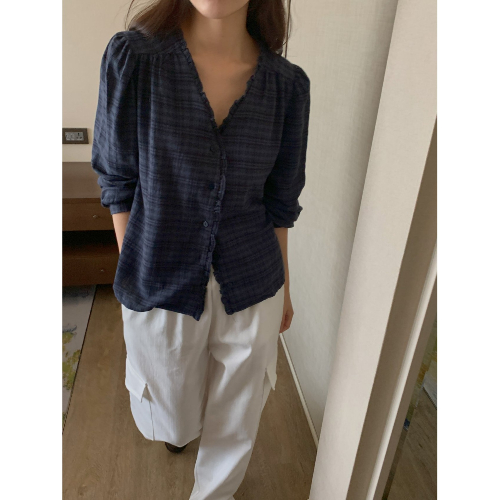 【文青女神】氣質格紋襯衫 韓國襯衫．ᴠɴ｜正韓🇰🇷 - 韓國女裝｜小荷葉邊V領格紋襯衫 韓國襯衫-細節圖8