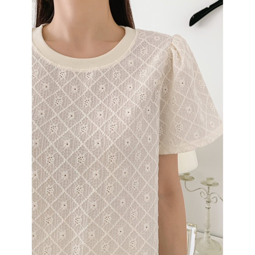 VENUSY｜正韓🇰🇷 - 遮臂公主風♕ 韓國女裝｜公主袖打孔小花T恤 韓國T恤-細節圖2