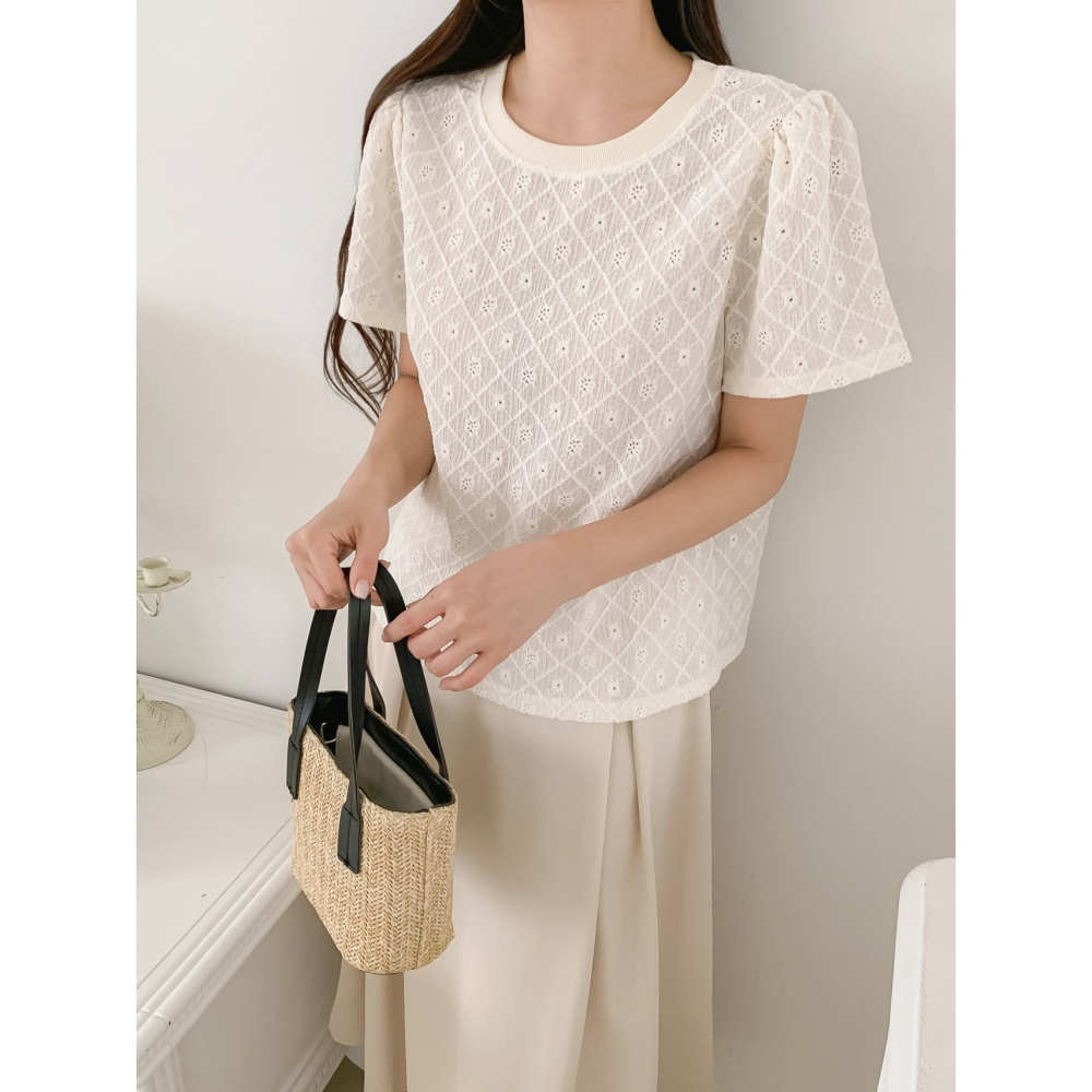 VENUSY｜正韓🇰🇷 - 遮臂公主風♕ 韓國女裝｜公主袖打孔小花T恤 韓國T恤-細節圖4