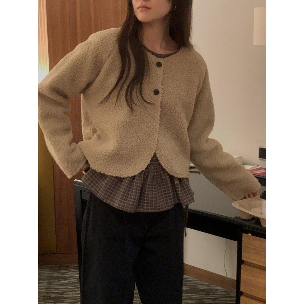 【冬季必備·保暖抓絨】VENUSY｜正韓🇰🇷 - 韓國東大門空運直送台灣｜鈕扣羔羊絨外套 開襟衫-細節圖3