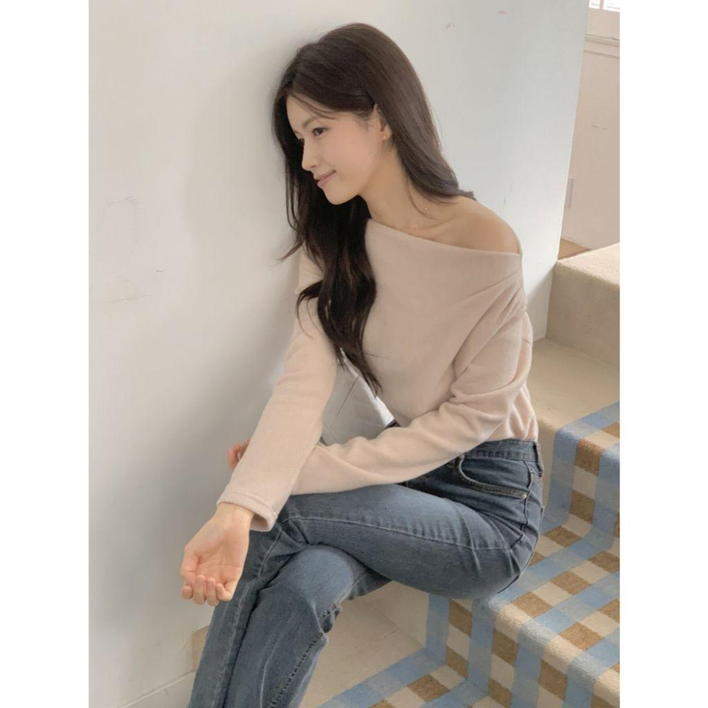 【顯鎖骨小心機】VENUSY｜正韓🇰🇷 - 韓國東大門空運直送台灣｜溫柔露肩針織上衣-細節圖2