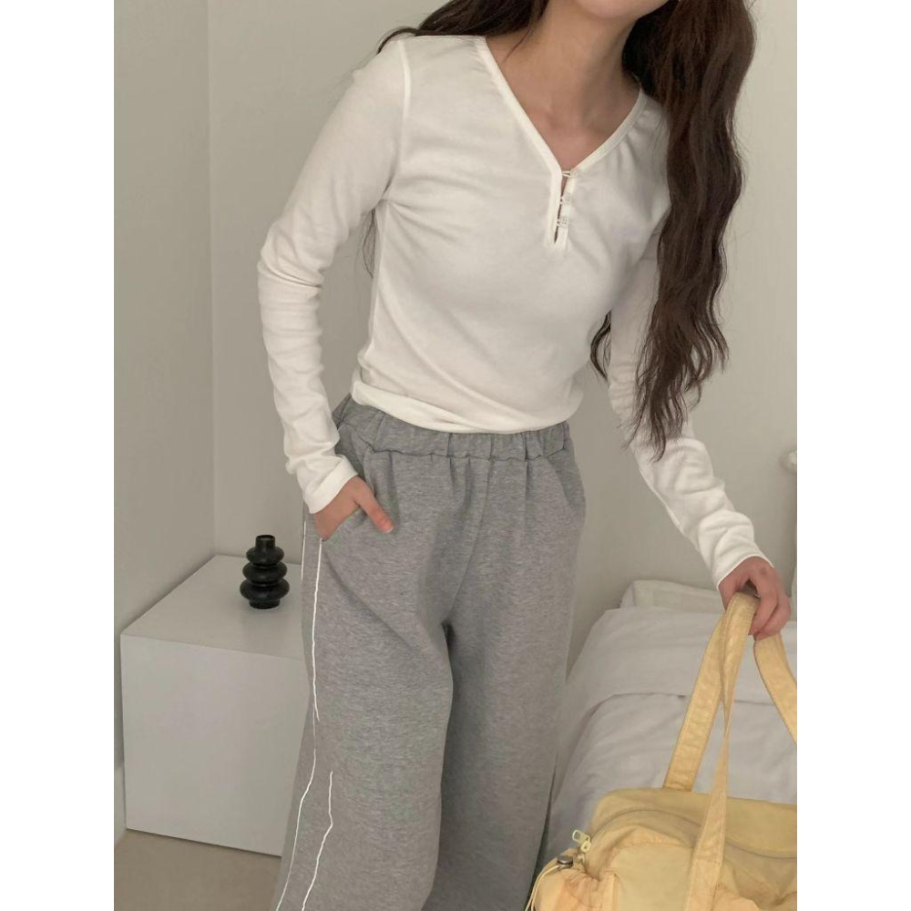 【日常高級感】VENUSY｜正韓🇰🇷 - 韓國東大門空運直送台灣｜V領鈕扣長袖T恤-細節圖3