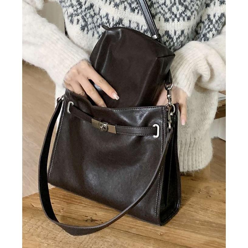 【頂級牛皮・優雅法式感】VENUSY｜正韓 - LE-JUNEV ♡ 韓國熱門設計師品牌｜亮面牛皮金屬釦方包．兩色入-細節圖3