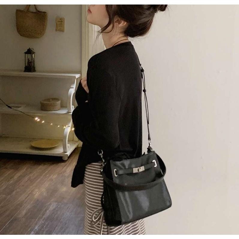 【頂級牛皮・優雅法式感】VENUSY｜正韓 - LE-JUNEV ♡ 韓國熱門設計師品牌｜亮面牛皮金屬釦方包．兩色入-細節圖5