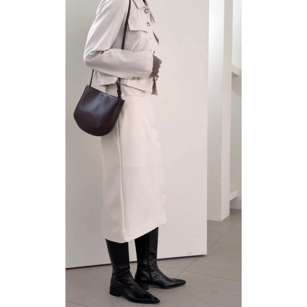 【天然牛革】VENUSY｜正韓 - 質感全皮簡約斜背包．兩色入・俐落時髦感-細節圖5