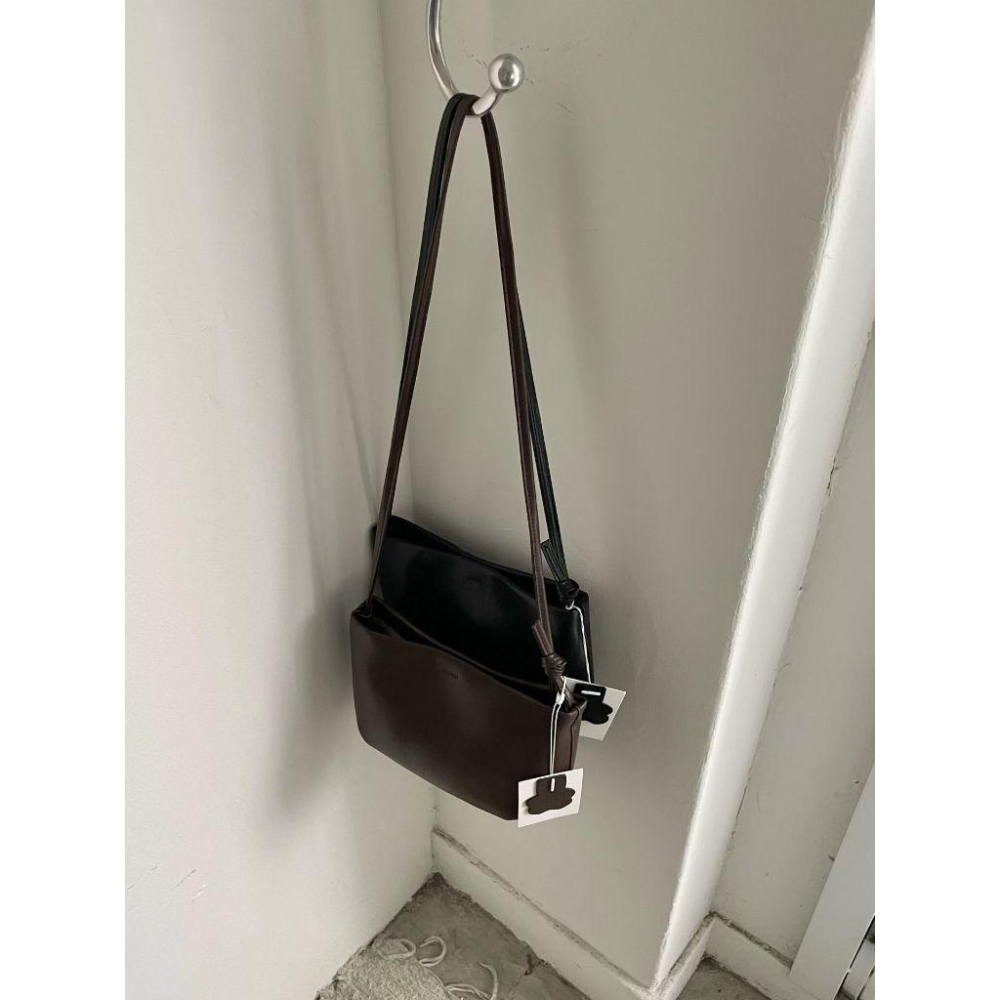 【天然牛革】VENUSY｜正韓 - 質感全皮簡約斜背包．兩色入・俐落時髦感-細節圖8