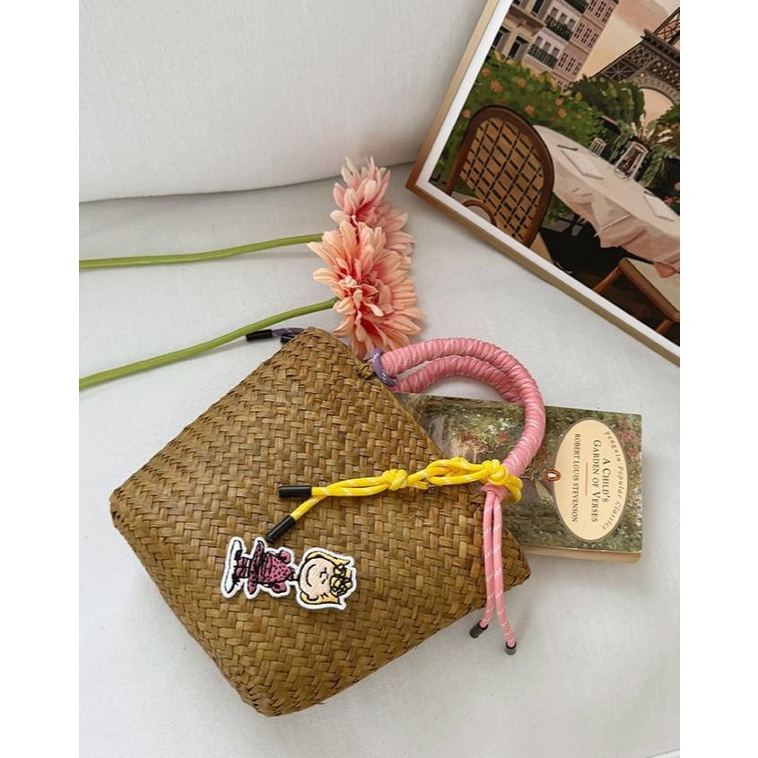 【天然藤編・正版Snoopy】VENUSY｜正韓 - 藤編PEANUTS手提包．藍/綠/紫/粉/黃-細節圖7