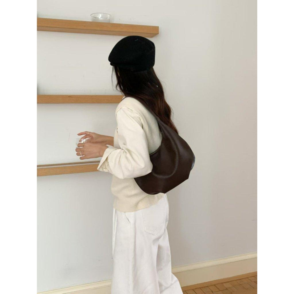 【極簡廓形・新月弧度】VENUSY｜正韓 - 質感新月單肩包．三色入・Made in Korea-細節圖2