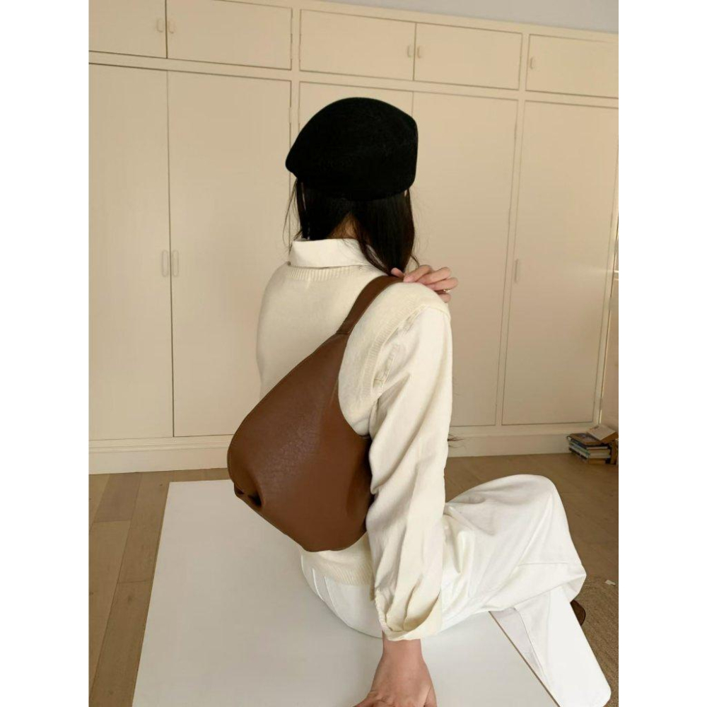 【極簡廓形・新月弧度】VENUSY｜正韓 - 質感新月單肩包．三色入・Made in Korea-細節圖4