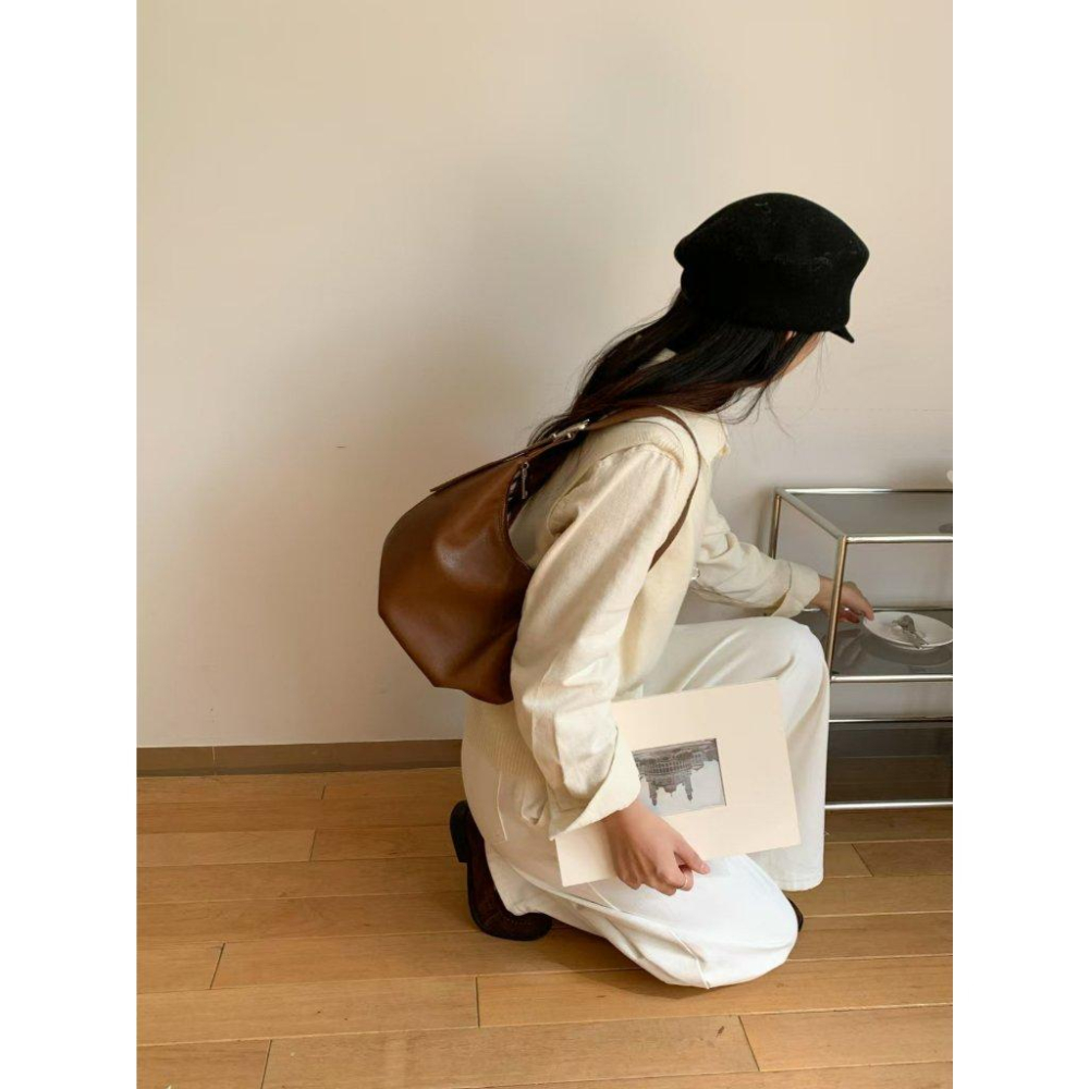 【極簡廓形・新月弧度】VENUSY｜正韓 - 質感新月單肩包．三色入・Made in Korea-細節圖5