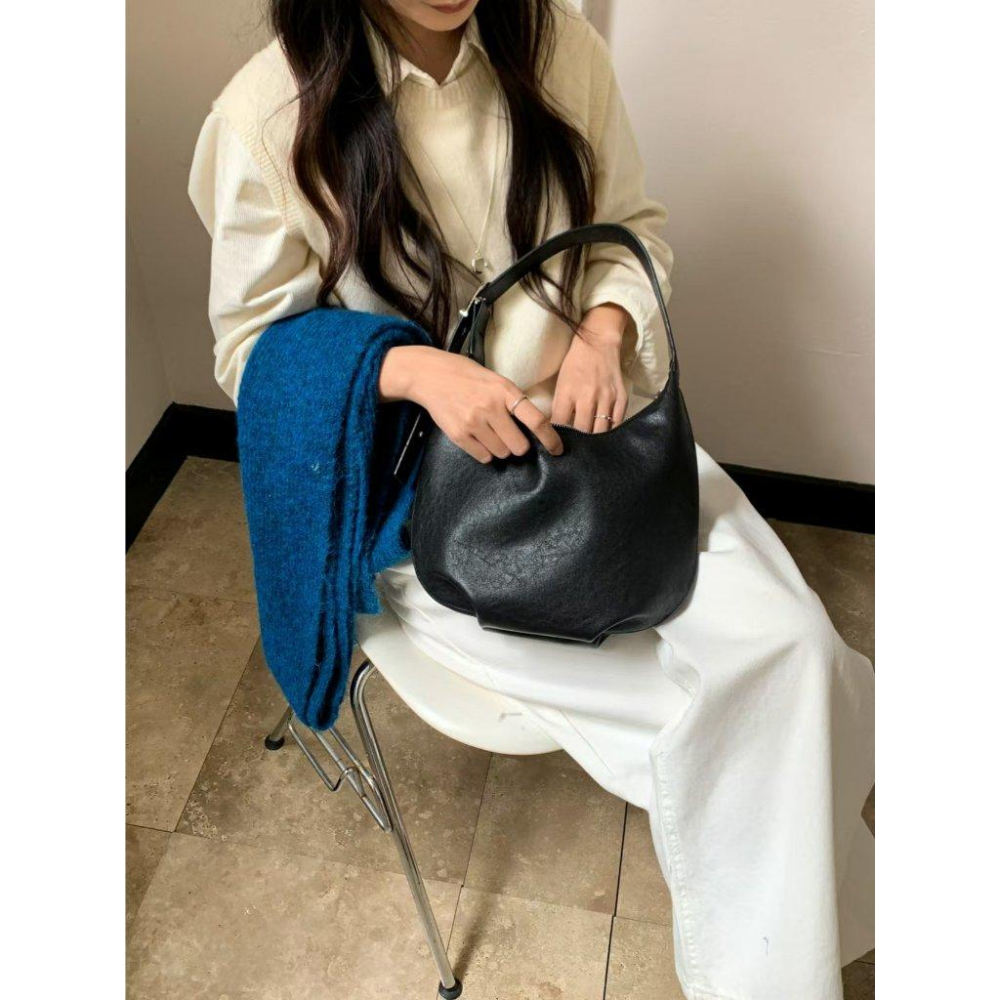 【極簡廓形・新月弧度】VENUSY｜正韓 - 質感新月單肩包．三色入・Made in Korea-細節圖7