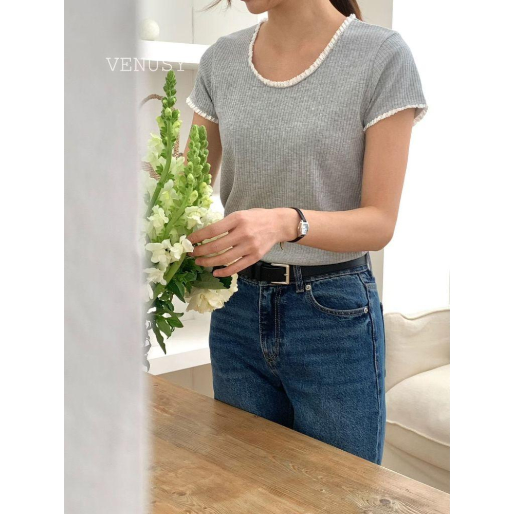 【雲朵彈力】VENUSY｜正韓 - 小花邊修身短袖T恤．象牙白/灰．極致親膚-細節圖9