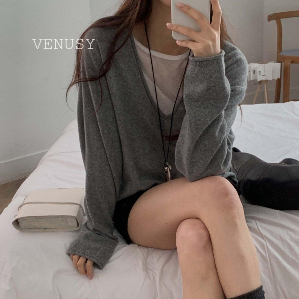 【55%羊毛・極致顯瘦深V】VENUSY｜正韓 - 復古慵懶風針織上衣．高感羊毛混紡．5色入．Made in Korea-細節圖2
