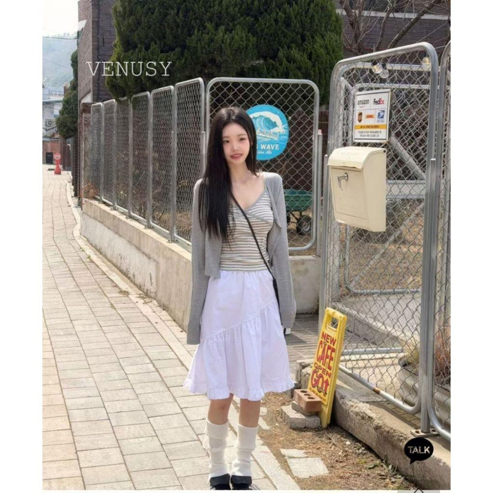 【一秒穿出韓妞感】VENUSY｜正韓 - 鏤空短版開衫 + 條紋純棉背心・兩件式套裝．設計師款套裝-細節圖2