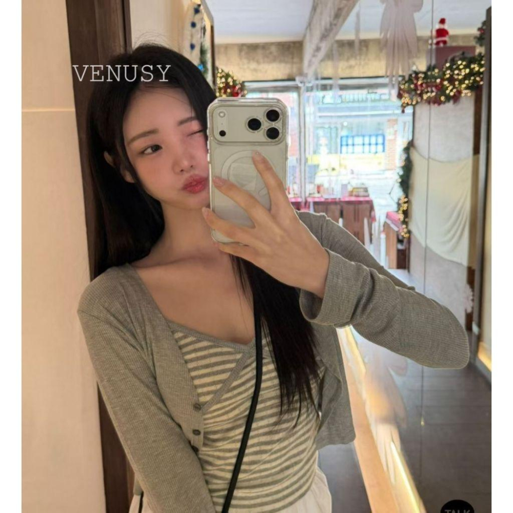 【一秒穿出韓妞感】VENUSY｜正韓 - 鏤空短版開衫 + 條紋純棉背心・兩件式套裝．設計師款套裝-細節圖8