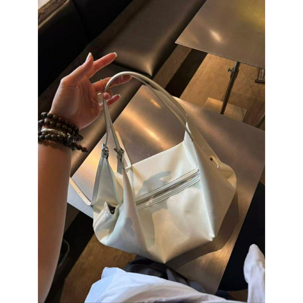 【法式慵懶・輕巧大容量】VENUSY｜正韓 - 半月單肩腋下包．嫩粉/芥黃/象牙白．高質感霧面皮革．包包-細節圖3