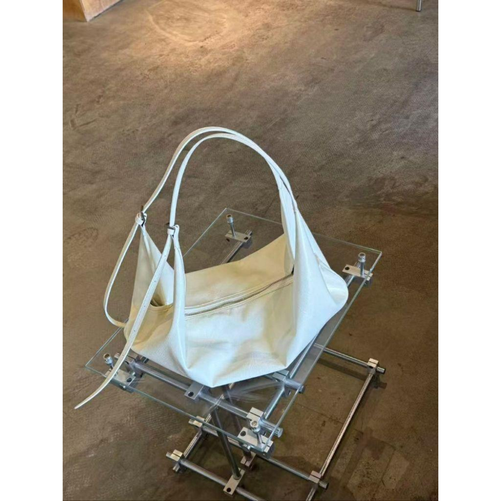 【法式慵懶・輕巧大容量】VENUSY｜正韓 - 半月單肩腋下包．嫩粉/芥黃/象牙白．高質感霧面皮革．包包-細節圖4