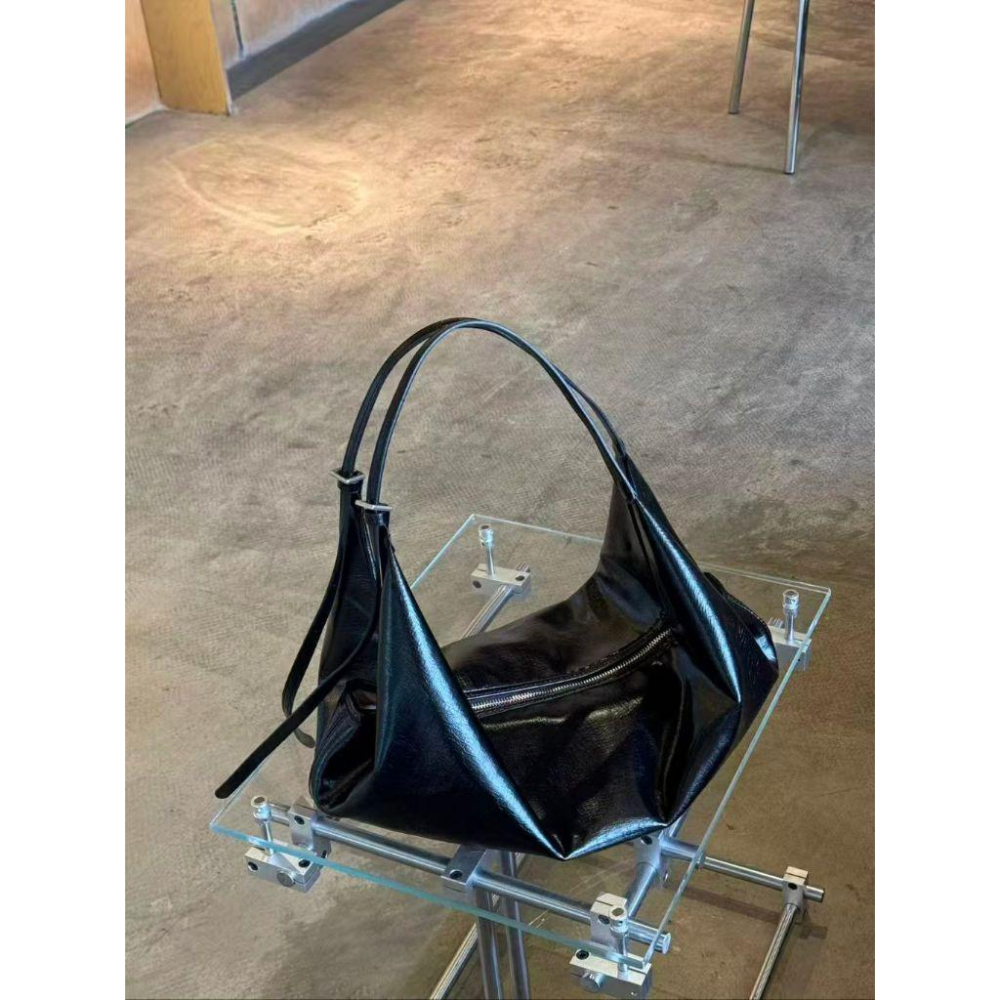 【法式慵懶・輕巧大容量】VENUSY｜正韓 - 半月單肩腋下包．嫩粉/芥黃/象牙白．高質感霧面皮革．包包-細節圖7