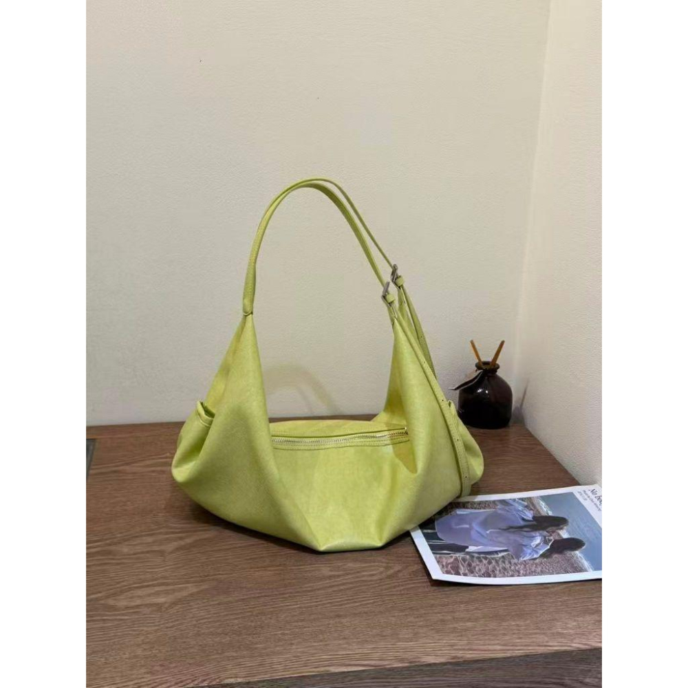 【法式慵懶・輕巧大容量】VENUSY｜正韓 - 半月單肩腋下包．嫩粉/芥黃/象牙白．高質感霧面皮革．包包-細節圖8