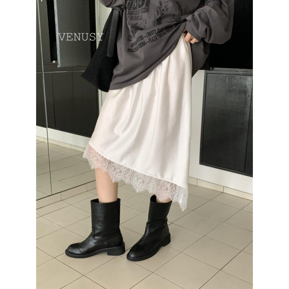 【流光緞面・蕾絲滾邊】VENUSY｜正韓 - 蕾絲滾邊絲滑緞面中長裙．微光澤美型版型．白/黑．Balletcore必備-細節圖2
