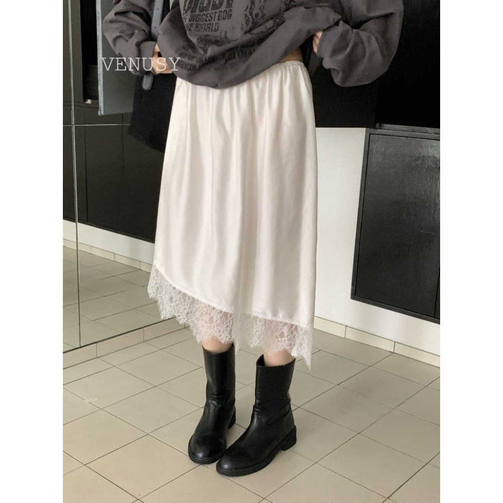 【流光緞面・蕾絲滾邊】VENUSY｜正韓 - 蕾絲滾邊絲滑緞面中長裙．微光澤美型版型．白/黑．Balletcore必備-細節圖3