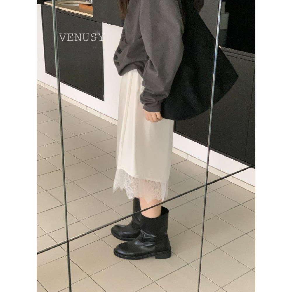 【流光緞面・蕾絲滾邊】VENUSY｜正韓 - 蕾絲滾邊絲滑緞面中長裙．微光澤美型版型．白/黑．Balletcore必備-細節圖5