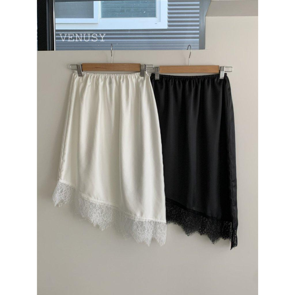 【流光緞面・蕾絲滾邊】VENUSY｜正韓 - 蕾絲滾邊絲滑緞面中長裙．微光澤美型版型．白/黑．Balletcore必備-細節圖6