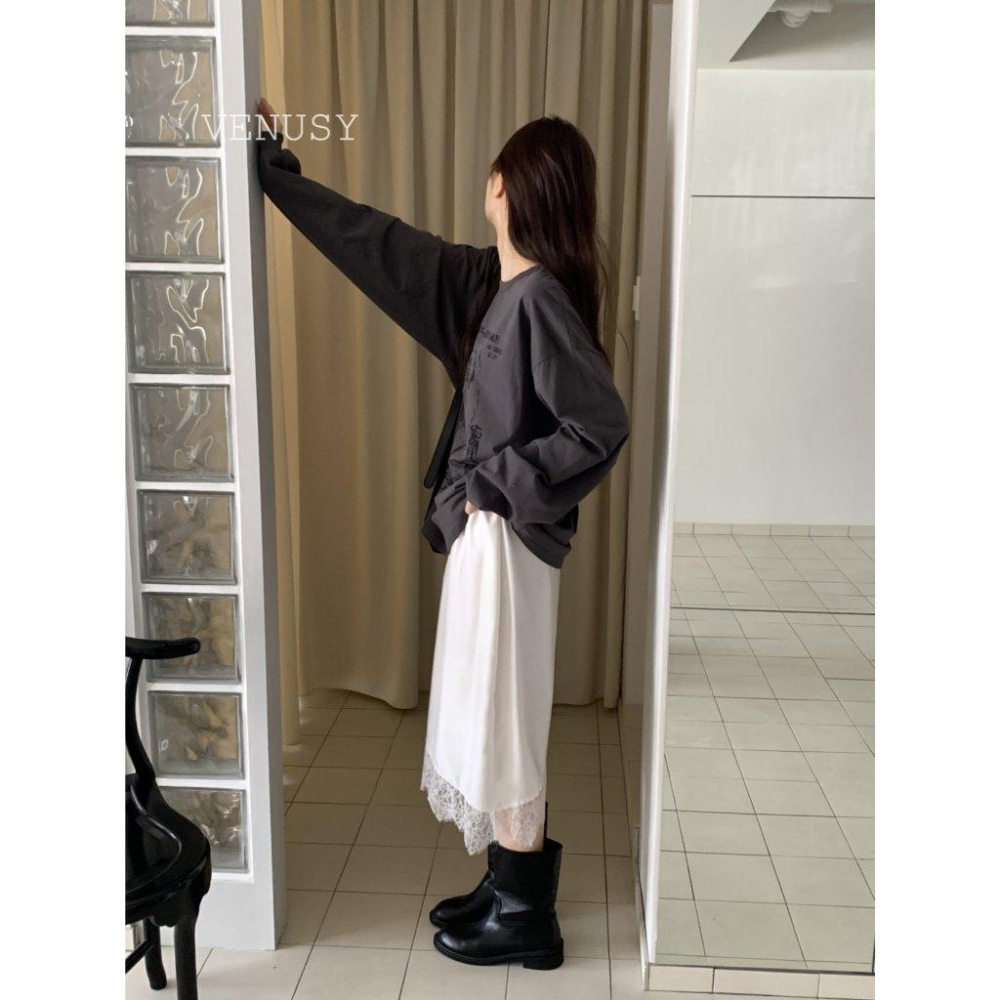 【流光緞面・蕾絲滾邊】VENUSY｜正韓 - 蕾絲滾邊絲滑緞面中長裙．微光澤美型版型．白/黑．Balletcore必備-細節圖9