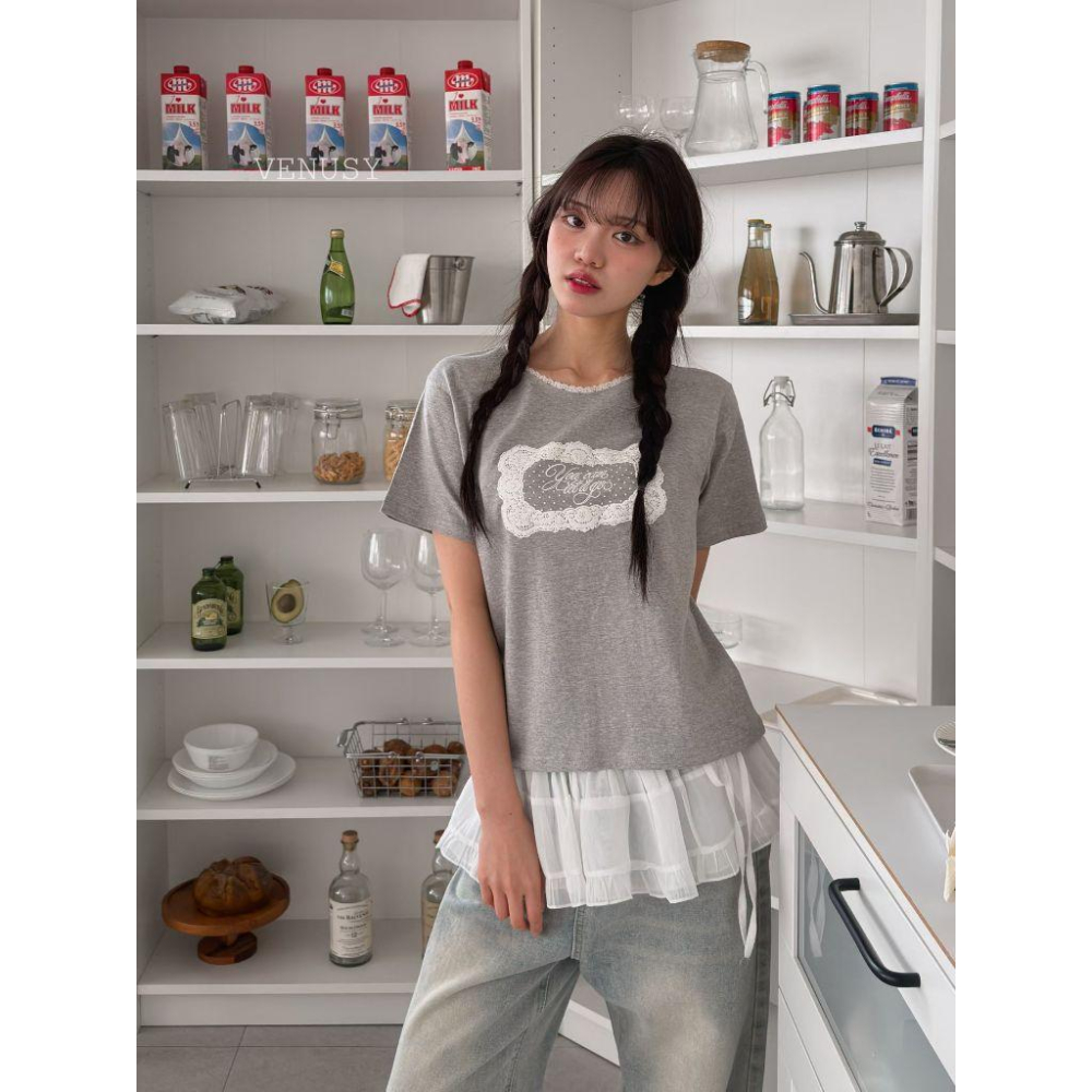 【100%純棉．透氣不刺癢】VENUSY｜正韓 - 蕾絲領口純棉短袖T恤．精緻鏤空花紋．修身顯瘦版型-細節圖2